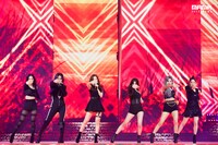 「2020 Mnet ASIAN MUSIC AWARDS (MAMA)」のステージでパフォーマンスを披露するOH MY GIRLと(G)I-DLE。(c)CJ ENM Co., Ltd, All Rights Reserved.