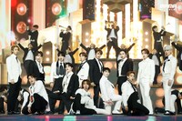 「2020 Mnet ASIAN MUSIC AWARDS (MAMA)」のステージでパフォーマンスを披露するSEVENTEEN。(c)CJ ENM Co., Ltd, All Rights Reserved.