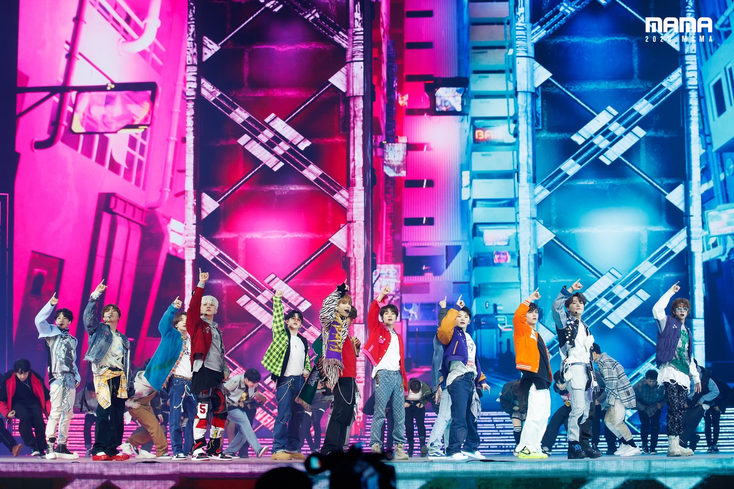 「2020 Mnet ASIAN MUSIC AWARDS (MAMA)」のステージでパフォーマンスを披露するSEVENTEEN。(c)CJ ENM Co., Ltd, All Rights Reserved.