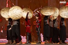 「2020 Mnet ASIAN MUSIC AWARDS (MAMA)」のステージでパフォーマンスを披露するStray Kids。(c)CJ ENM Co., Ltd, All Rights Reserved.