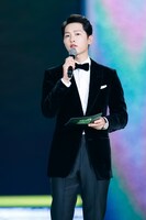 「2020 Mnet ASIAN MUSIC AWARDS (MAMA)」ホストのソン・ジュンギ。(c)CJ ENM Co., Ltd, All Rights Reserved.