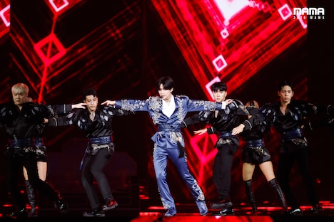 「2020 Mnet ASIAN MUSIC AWARDS (MAMA)」のステージでパフォーマンスを披露するテミン。(c)CJ ENM Co., Ltd, All Rights Reserved.