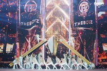 「2020 Mnet ASIAN MUSIC AWARDS (MAMA)」のステージでパフォーマンスを披露するTHE BOYZ。(c)CJ ENM Co., Ltd, All Rights Reserved.