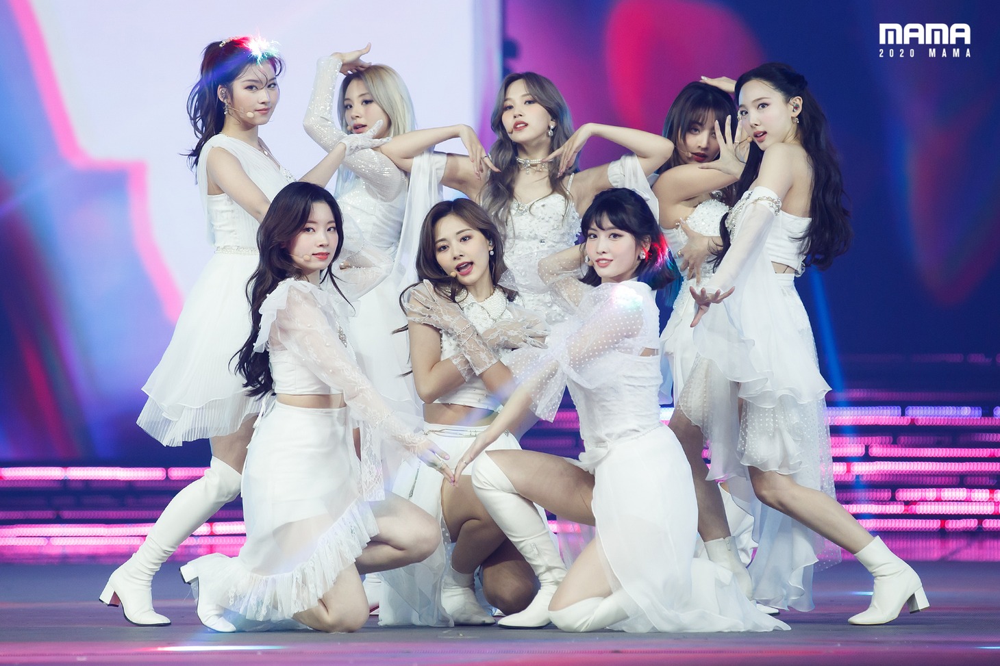 「2020 Mnet ASIAN MUSIC AWARDS (MAMA)」のステージでパフォーマンスを披露するTWICE。(c)CJ ENM Co., Ltd, All Rights Reserved.