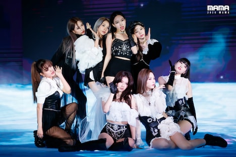 「2020 Mnet ASIAN MUSIC AWARDS (MAMA)」のステージでパフォーマンスを披露するTWICE。(c)CJ ENM Co., Ltd, All Rights Reserved.