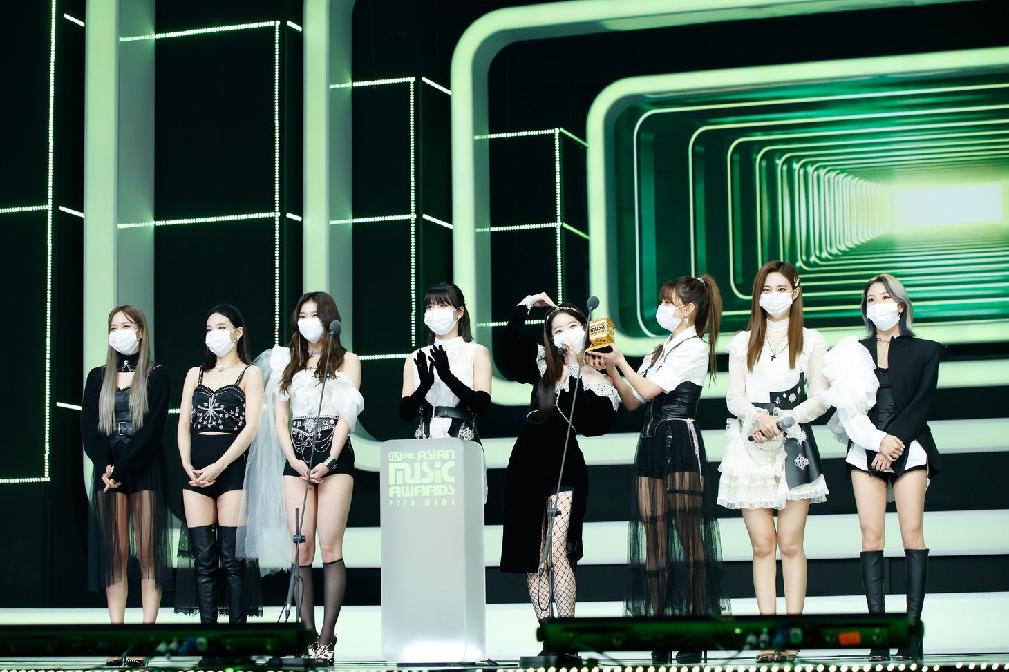 「2020 Mnet ASIAN MUSIC AWARDS (MAMA)」で受賞の喜びを語るTWICE。(c)CJ ENM Co., Ltd, All Rights Reserved.