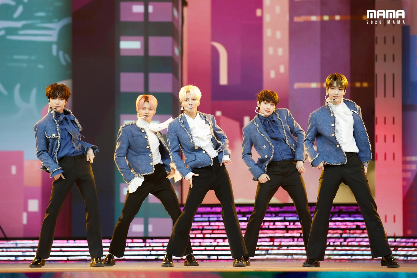 「2020 Mnet ASIAN MUSIC AWARDS (MAMA)」のステージでパフォーマンスを披露するTOMORROW X TOGETHER。(c)CJ ENM Co., Ltd, All Rights Reserved.