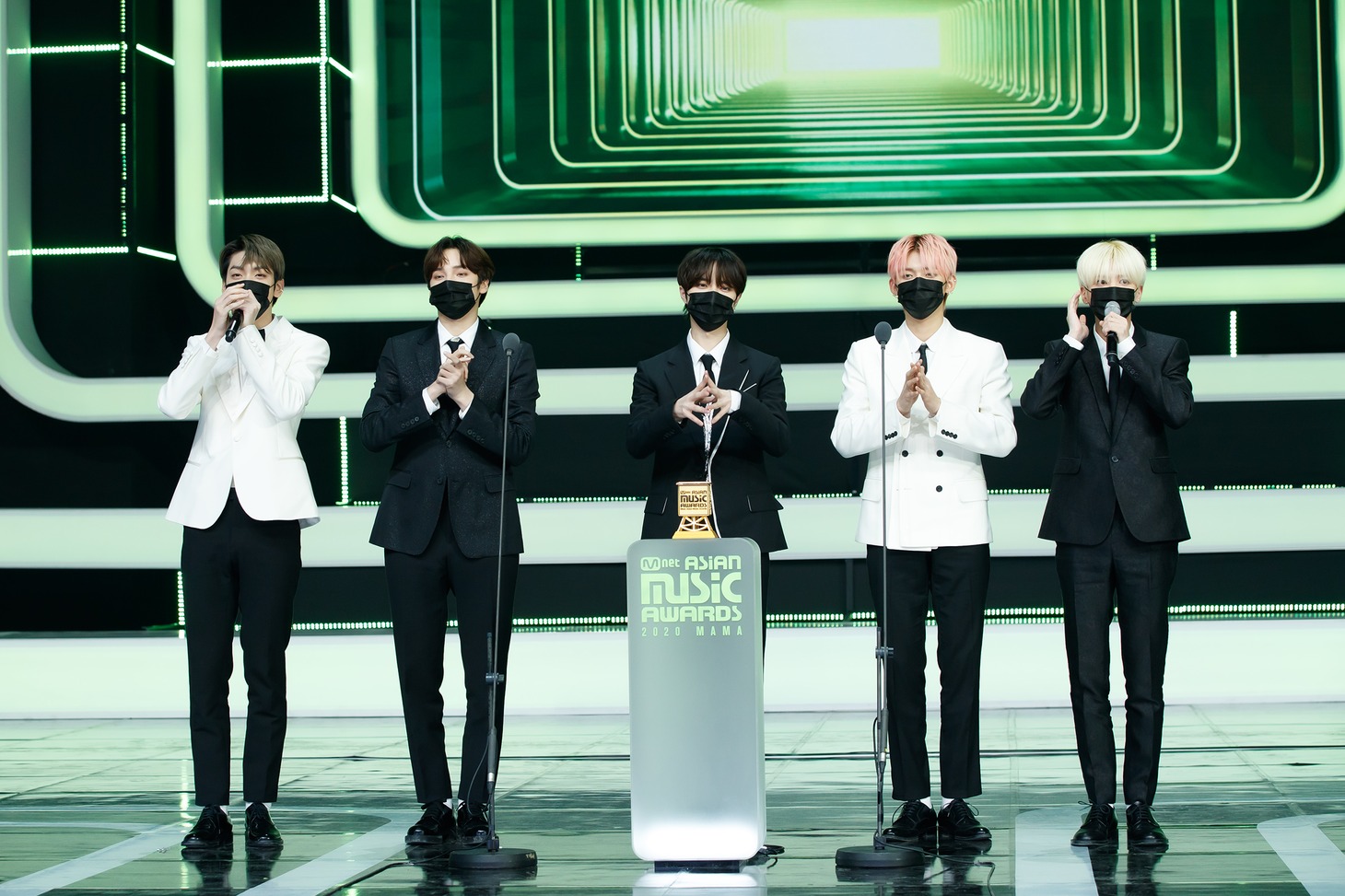 「2020 Mnet ASIAN MUSIC AWARDS (MAMA)」で受賞の喜びを語るTOMORROW X TOGETHER。(c)CJ ENM Co., Ltd, All Rights Reserved.