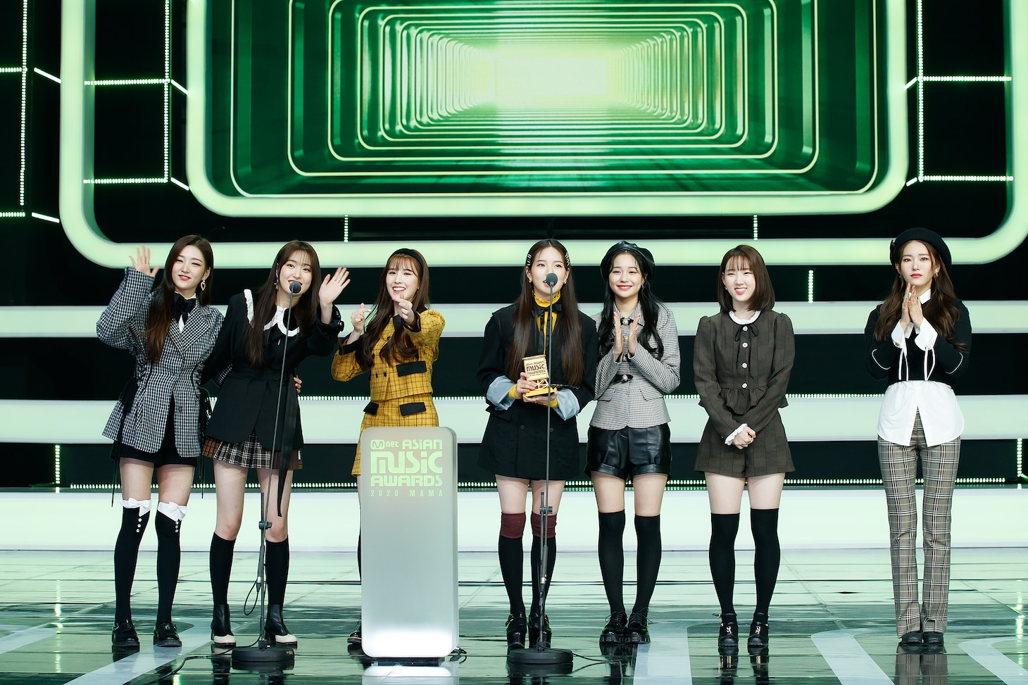 「2020 Mnet ASIAN MUSIC AWARDS (MAMA)」で受賞の喜びを語るWeeekly。(c)CJ ENM Co., Ltd, All Rights Reserved.