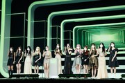 「2020 Mnet ASIAN MUSIC AWARDS (MAMA)」で受賞の喜びを語るIZ*ONE。(c)CJ ENM Co., Ltd, All Rights Reserved.