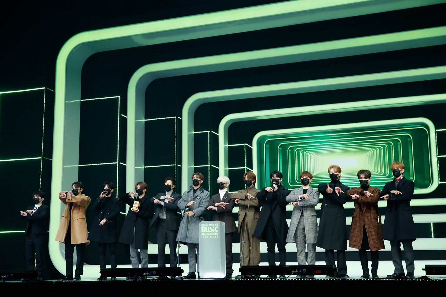 「2020 Mnet ASIAN MUSIC AWARDS (MAMA)」で受賞の喜びを語るSEVENTEEN。(c)CJ ENM Co., Ltd, All Rights Reserved.