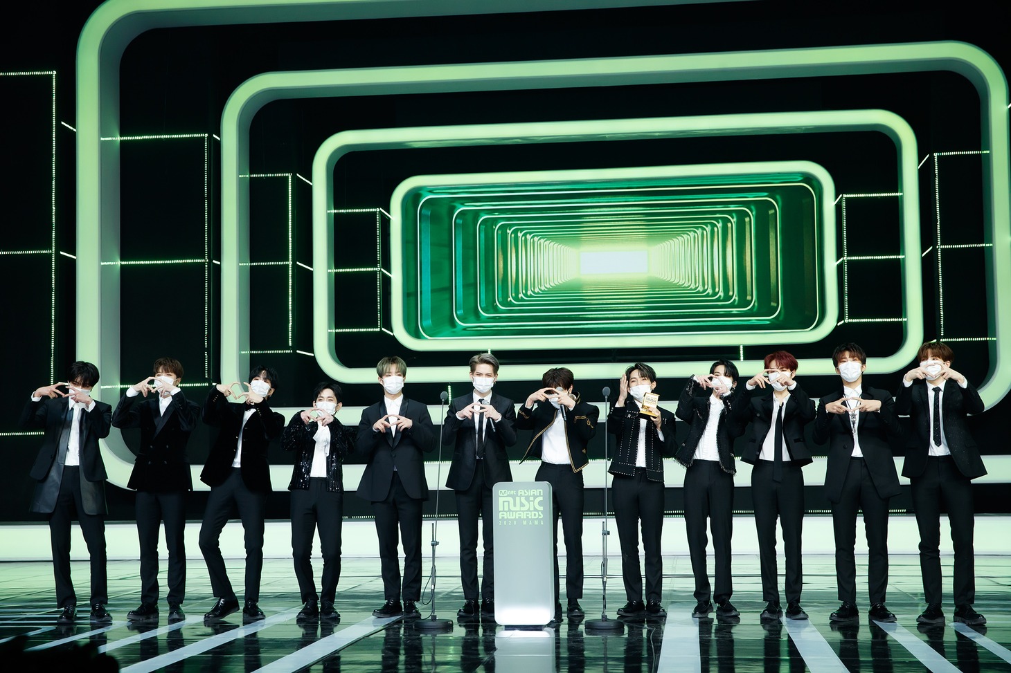 「2020 Mnet ASIAN MUSIC AWARDS (MAMA)」で受賞の喜びを語るTREASURE。(c)CJ ENM Co., Ltd, All Rights Reserved.
