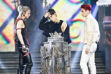 「2020 Mnet ASIAN MUSIC AWARDS (MAMA)」のステージでパフォーマンスを披露するヒョンジン（Stray Kids）、サン（ATEEZ）、ジュヨン（THE BOYZ）。(c)CJ ENM Co., Ltd, All Rights Reserved.