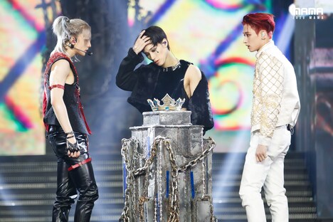「2020 Mnet ASIAN MUSIC AWARDS (MAMA)」のステージでパフォーマンスを披露するヒョンジン(Stray Kids)、サン(ATEEZ)、ジュヨン(THE BOYZ)。(c)CJ ENM Co., Ltd, All Rights Reserved.
