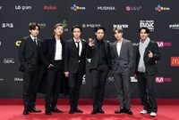 「2020 Mnet ASIAN MUSIC AWARDS (MAMA)」レッドカーペットに登場したBTS。(c)CJ ENM Co., Ltd, All Rights Reserved.