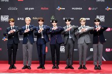 「2020 Mnet ASIAN MUSIC AWARDS (MAMA)」レッドカーペットに登場したENHYPEN。(c)CJ ENM Co., Ltd, All Rights Reserved.