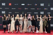 「2020 Mnet ASIAN MUSIC AWARDS (MAMA)」のレッドカーペットに登場したIZ*ONE。(c)CJ ENM Co., Ltd, All Rights Reserved.