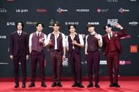 「2020 Mnet ASIAN MUSIC AWARDS (MAMA)」のレッドカーペットに登場したMONSTA X。(c)CJ ENM Co., Ltd, All Rights Reserved.