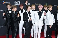 「2020 Mnet ASIAN MUSIC AWARDS (MAMA)」のレッドカーペットに登場したNCT。(c)CJ ENM Co., Ltd, All Rights Reserved.
