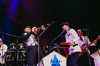 NARGOになりきってトランペットを吹く谷中敦（左）と沖祐市（右）。（撮影：勝永裕介）