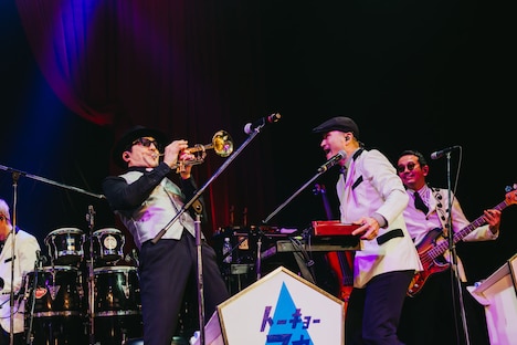 NARGOになりきってトランペットを吹く谷中敦（左）と沖祐市（右）。（撮影：勝永裕介）