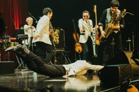 谷中敦（右）が田島貴男を「奥田民生ー！」と呼んだのを聞いて、豪快なヘッドスライディングを見せた沖祐市（中央）。（撮影：勝永裕介）