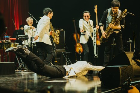 谷中敦（右）が田島貴男を「奥田民生ー！」と呼んだのを聞いて、豪快なヘッドスライディングを見せた沖祐市（中央）。（撮影：勝永裕介）