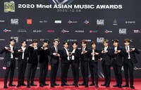 「2020 Mnet ASIAN MUSIC AWARDS (MAMA)」のレッドカーペットに登場したTREASURE。(c)CJ ENM Co., Ltd, All Rights Reserved.