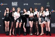「2020 Mnet ASIAN MUSIC AWARDS (MAMA)」のレッドカーペットに登場したTWICE。(c)CJ ENM Co., Ltd, All Rights Reserved.