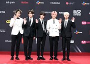 「2020 Mnet ASIAN MUSIC AWARDS (MAMA)」のレッドカーペットに登場したTOMORROW X TOGETHER。(c)CJ ENM Co., Ltd, All Rights Reserved.