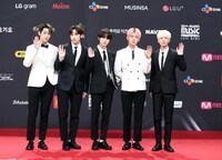 「2020 Mnet ASIAN MUSIC AWARDS (MAMA)」のレッドカーペットに登場したTOMORROW X TOGETHER。(c)CJ ENM Co., Ltd, All Rights Reserved.