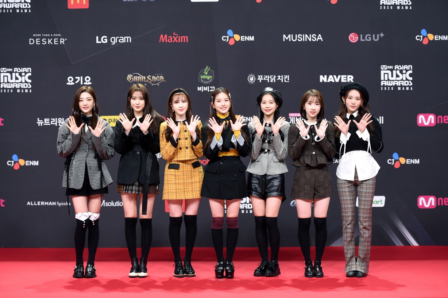 「2020 Mnet ASIAN MUSIC AWARDS (MAMA)」のレッドカーペットに登場したWeeekly。(c)CJ ENM Co., Ltd, All Rights Reserved.