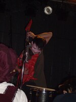 2005年10月26日に東京・音処 手刀で行われたイベント「死神生誕祭」出演時の死神。（写真提供：キタ、死神紫郎）