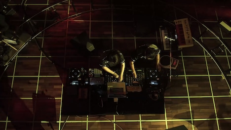 「FROM THE FLOOR ～前略、床の上より～」配信画面。