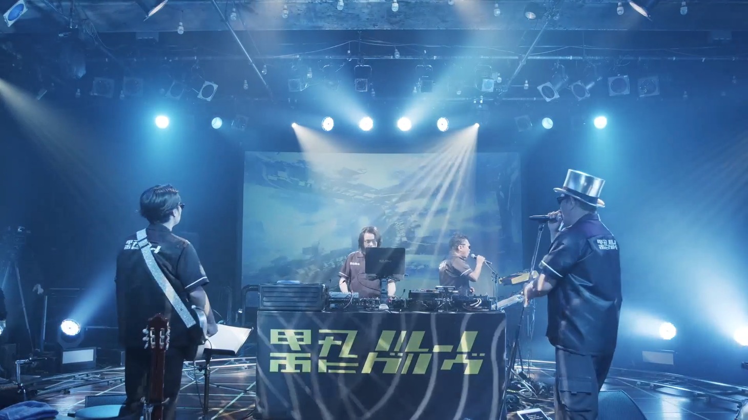 「FROM THE FLOOR ～前略、床の上より～」配信画面。