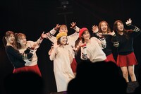 東京パフォーマンスドール「TPD誕生30周年キックオフ DANCE SUMMIT with the 1st Generation」の様子。（写真提供：EPICレコードジャパン）