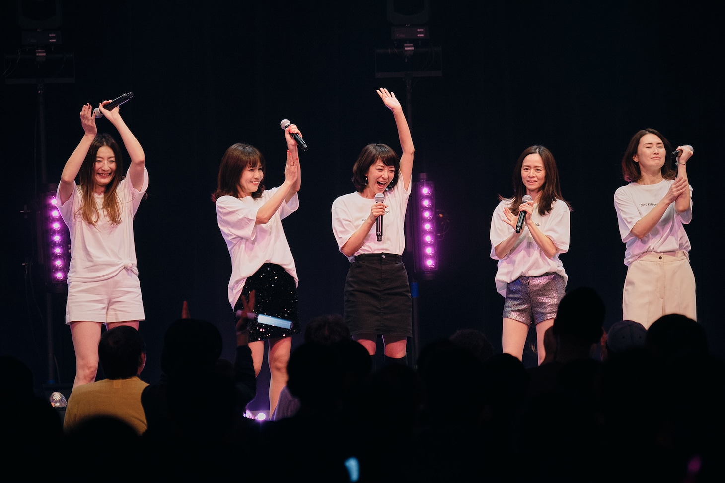アンコールでサプライズ登場した穴井夕子（中央）。（写真提供：EPICレコードジャパン）
