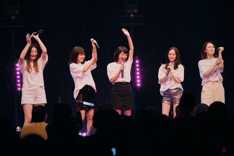 アンコールでサプライズ登場した穴井夕子(中央)。(写真提供:EPICレコードジャパン)