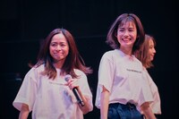 左から櫃割香奈子、脇あかり。（写真提供：EPICレコードジャパン）