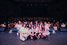 東京パフォーマンスドール「TPD誕生30周年キックオフ DANCE SUMMIT with the 1st Generation」で撮影された記念写真。（写真提供：EPICレコードジャパン）