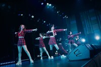 東京パフォーマンスドール「TPD誕生30周年キックオフ DANCE SUMMIT with the 1st Generation」の様子。（写真提供：EPICレコードジャパン）