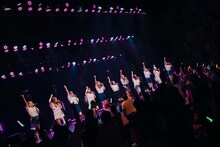 東京パフォーマンスドール「TPD誕生30周年キックオフ DANCE SUMMIT with the 1st Generation」の様子。（写真提供：EPICレコードジャパン）
