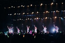 東京パフォーマンスドール「The 7th Anniversary DANCE SUMMIT」の様子。（写真提供：EPICレコードジャパン）