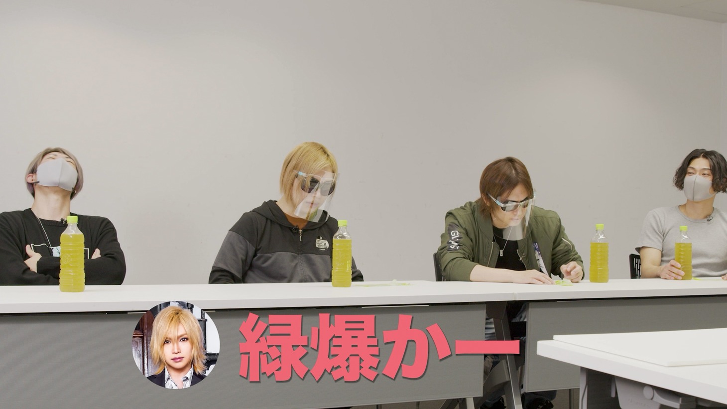 動画「ゴールデンボンバーがCMの監督になりました」より。