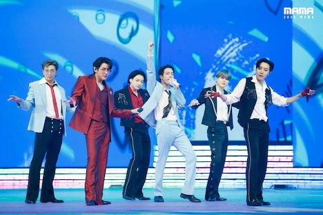 「2020 Mnet ASIAN MUSIC AWARDS (MAMA)」のステージでパフォーマンスを披露するBTS。(c)CJ ENM Co., Ltd, All Rights Reserved.