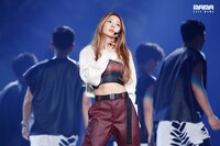 「2020 Mnet ASIAN MUSIC AWARDS (MAMA)」のステージでパフォーマンスを披露するBoA。(c)CJ ENM Co., Ltd, All Rights Reserved.