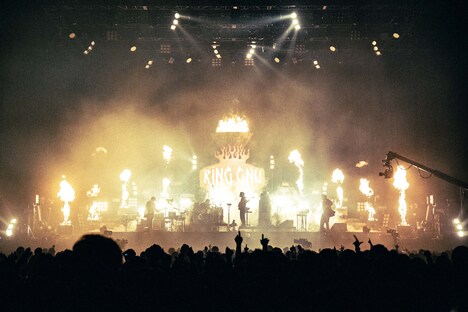 「King Gnu Live Tour 2020 AW "CEREMONY" Tour Final in Makuhari Messe」の様子。