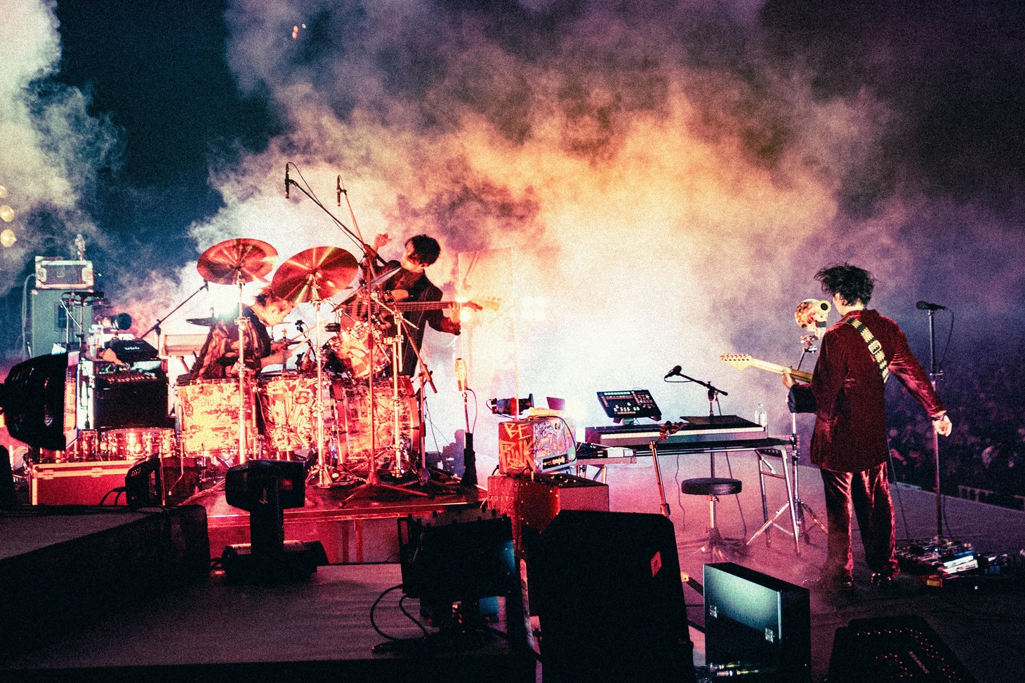 「King Gnu Live Tour 2020 AW "CEREMONY" Tour Final in Makuhari Messe」の様子。