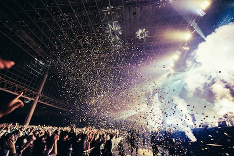 「King Gnu Live Tour 2020 AW "CEREMONY" Tour Final in Makuhari Messe」の様子。