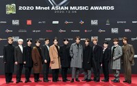 「2020 Mnet ASIAN MUSIC AWARDS (MAMA)」のレッドカーペットに登場したSEVENTEEN。(c)CJ ENM Co., Ltd, All Rights Reserved.